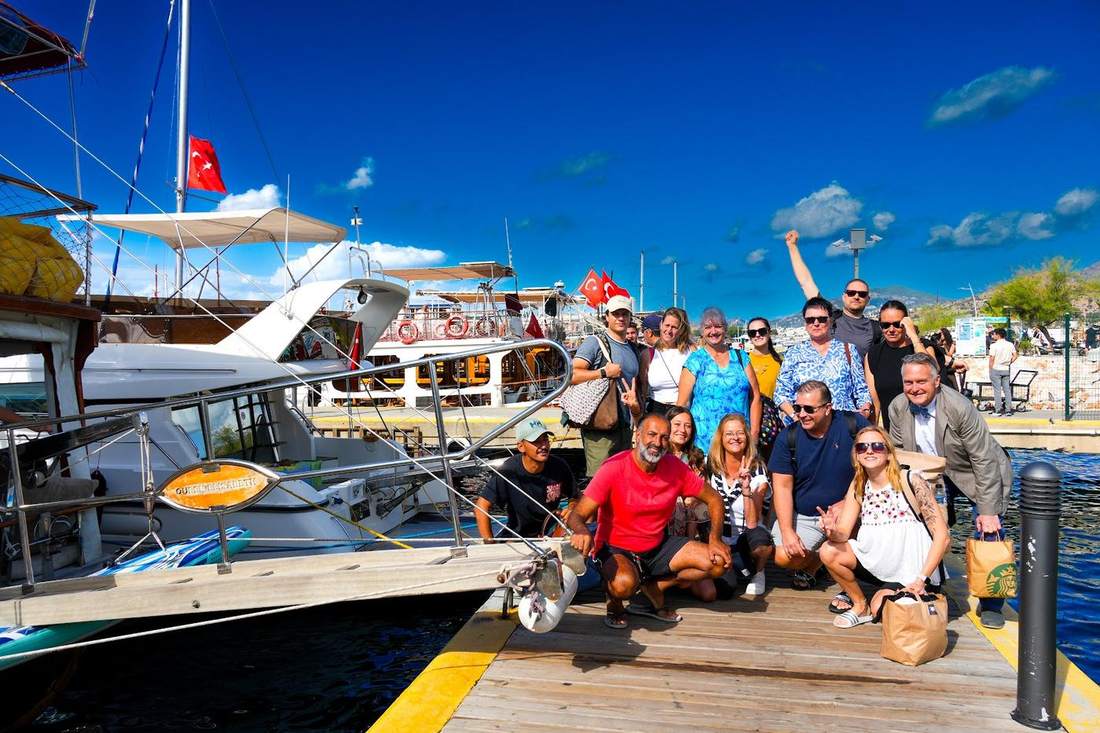 Teilnehmergruppe am Hafen von Bodrum