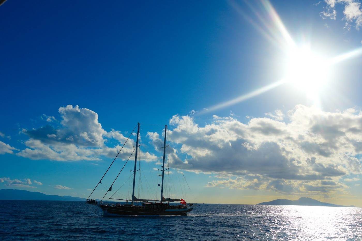 Gulet vor Bodrum im Abendlicht
